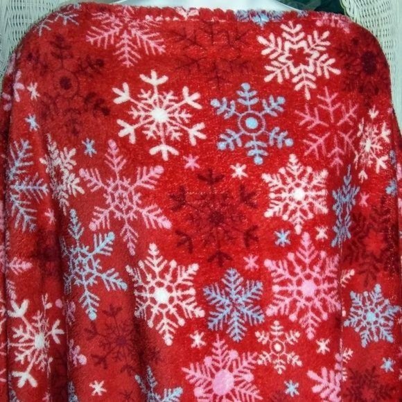 GROOVY GLAM Red Handmade  Snowflakes Plush Poncho - Picture 2 of 3
